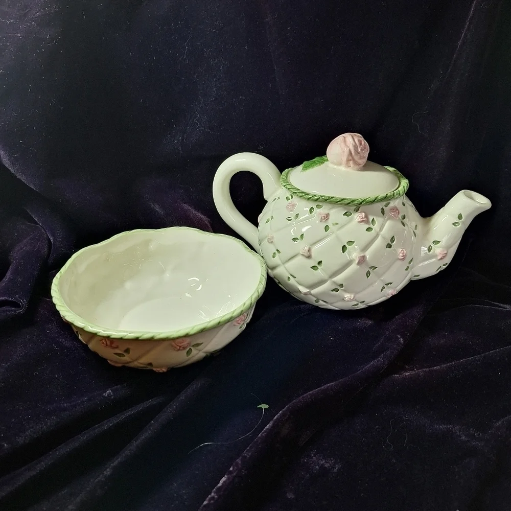 Teapot raised roses &bowl